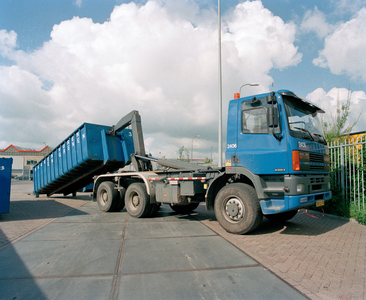 822840 Afbeelding van een containertransportwagen van de Gemeentelijke Reinigings-, Markt- en Havendienst (Tractieweg ...